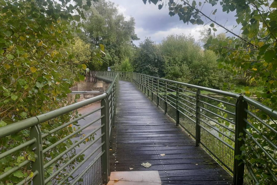 Passerelle sur le barrage du Thouet : travaux de remplacement et installation d'éclairages solaires innovants